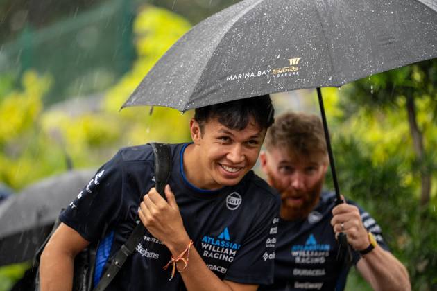 Formula 1 Singapore Airlines Singapore Grand Prix - Arrivals Alexander Albon (Tha) of Williams Racing 23 entering the paddock under the rain on Thursday (Media Day) during Formula 1 Singapore Airlines Singapore Grand Prix 2025 at the Marina Bay Street Circuit Singapore on October 2, 2025. Photo by Antoine Lapeyre ABACAPRESS.COM Singapore Singapore  Copyright: xLapeyrexAntoine ABACAx