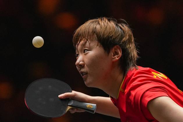 (251002) -- BEIJING, Oct. 2, 2025 -- Wang Manyu of China serves during the women s singles round of 16 match against Hayata Hina of Japan at 2025 World Table tennis, Tischtennis (WTT) China Smash in Beijing, China, Oct. 2, 2025. ) (SP)CHINA-BEIJING-TABLE TENNIS-WTT-CHINA SMASH-WOMEN S SINGLES(CN) JuxHuanzong