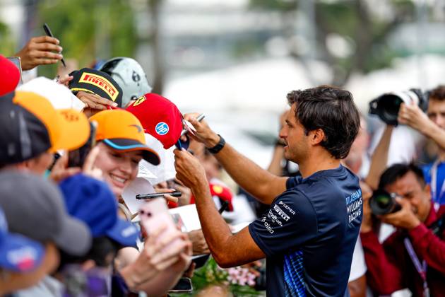 F1 - SINGAPORE GRAND PRIX 2025 SAINZ Carlos (spa), Williams Racing FW47, portrait during the 2025 Formula 1 Singapore Grand Prix, 18th round of the 2025 FIA Formula One World Championship, WM, Weltmeisterschaft from October 3 to 5, 2025 on the Marina Bay Street Circuit, in Singapore - SingaporeSingapore Copyright: xDPPIx