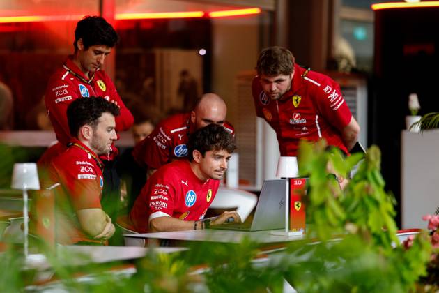 F1 - SINGAPORE GRAND PRIX 2025 LECLERC Charles (mco), Scuderia Ferrari SF-25, portrait during the 2025 Formula 1 Singapore Grand Prix, 18th round of the 2025 FIA Formula One World Championship, WM, Weltmeisterschaft from October 3 to 5, 2025 on the Marina Bay Street Circuit, in Singapore - SingaporeSingapore  Copyright: xDPPIx