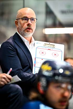 Stefan Nyman Head Coach, Head Coach, Iserlohn Roosters , GER, Iserlohn Roosters vs Loewen Frankfurt, Ice Hockey, Penny DEL, Matchday 7, Season 2025 2026, 02 10 2025, GER, Iserlohn Roosters vs Loewen Frankfurt, Ice Hockey, Penny DEL, Matchday 7, Season 2025 2026, 02 10 2025 Iserlohn Copyright: xJonasxBrockmann Eibner-Pressefotx EP_JBN