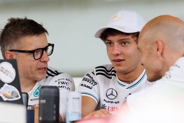 October 2, 2025, Singapore, Singapore: Andrea Kimi Antonelli of Italy and the Mercedes-AMG PETRONAS Formula One Team (C) looking over data with team engineer Peter Bonnington (L) in the paddock ahead of the F1 Grand Prix of Singapore at the Marina Bay Street Circuit. Singapore Singapore - ZUMAs197 20251002_aaa_s197_178 Copyright: xGeorgexHitchensx