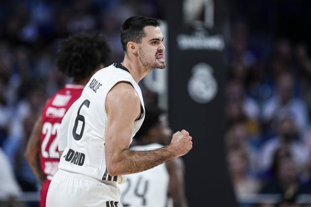 October 2, 2025, Madrid, Madrid, Spain: Alberto Abalde of Real Madrid celebrates a basket during the Turkish Airlines Euroleague 2025 26 League Phase MD2, match played between Real Madrid and Olympiacos Piraeus at Madrid Arena on October 02, 2025 in Madrid, Spain. Madrid Spain - ZUMAa181 20251002_zaa_a181_207 Copyright: xOscarxJ.xBarrosox
