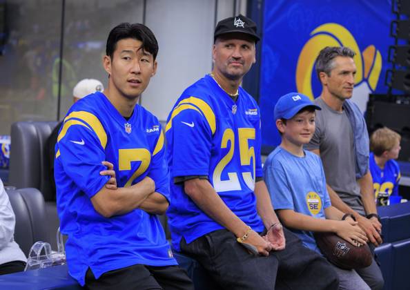 October 2, 2025, Los Angeles, California, USA: Son Heung-min 7 of the Los Angeles Football Club and LAFC Co-President and General Manager John Thorrington (R) attend pregame activities prior to the regular season NFL, American Football Herren, USA game against the San Francisco 49ers on Thursday October 2, 2025 at SoFi Stadium in Inglewood, California. JAVIER ROJAS PI Los Angeles USA - ZUMAp124 20251002_zaa_p124_005 Copyright: xJavierxRojasx