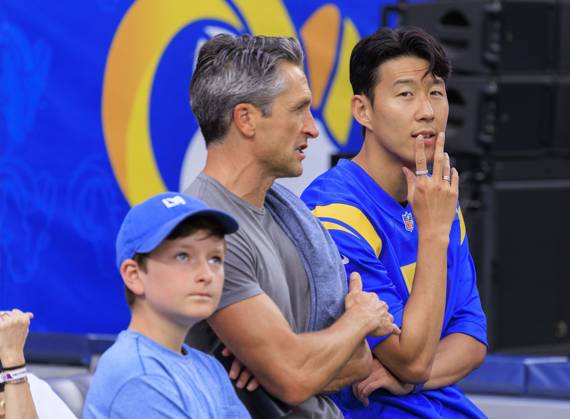 October 2, 2025, Los Angeles, California, USA: Son Heung-min 7 of the Los Angeles Football Club chats with LAFC Co-President and General Manager John Thorrington during pregame activities prior to the regular season NFL, American Football Herren, USA game against the San Francisco 49ers on Thursday October 2, 2025 at SoFi Stadium in Inglewood, California. JAVIER ROJAS PI Los Angeles USA - ZUMAp124 20251002_zaa_p124_006 Copyright: xJavierxRojasx