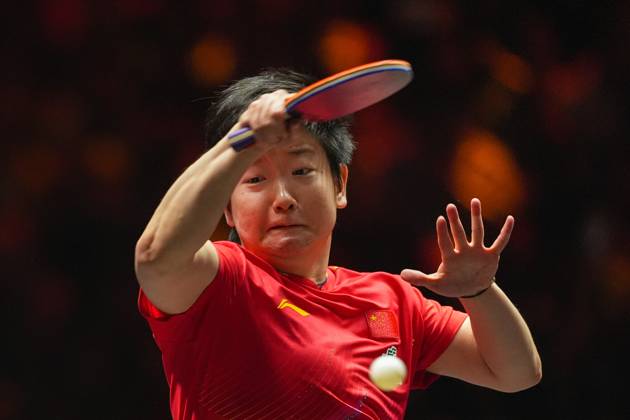 (251003) -- BEIJING, Oct. 3, 2025 -- Sun Yingsha hits a return during the women s singles quarterfinal match between Sun Yingsha of China and Wang Yidi of China at 2025 World Table tennis, Tischtennis (WTT) China Smash in Beijing, China, Oct. 3, 2025. ) (SP)CHINA-BEIJING-TABLE TENNIS-WTT-CHINA SMASH-WOMEN S SINGLES-QUARTERFINAL (CN) JuxHuanzong