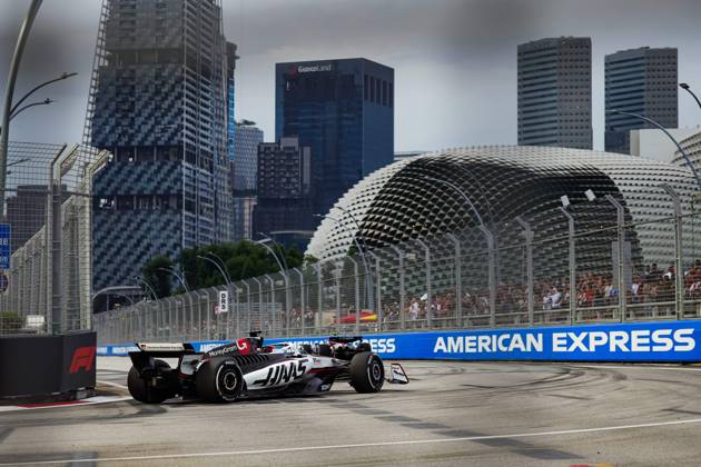 F1 - SINGAPORE GRAND PRIX 2025 31 OCON Esteban (fra), Haas F1 Team VF-25 Ferrari, action during the 2025 Formula 1 Singapore Grand Prix, 18th round of the 2025 FIA Formula One World Championship, WM, Weltmeisterschaft from October 3 to 5, 2025 on the Marina Bay Street Circuit, in Singapore - SingaporeSingapore  Copyright: xFLORENTxGOODENx