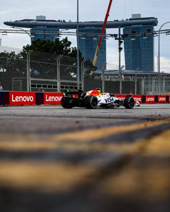 F1 - SINGAPORE GRAND PRIX 2025 30 LAWSON Liam (nzl), Visa Cash App RB F1 Team VCARB02, action during the 2025 Formula 1 Singapore Grand Prix, 18th round of the 2025 FIA Formula One World Championship, WM, Weltmeisterschaft from October 3 to 5, 2025 on the Marina Bay Street Circuit, in Singapore - SingaporeSingapore  Copyright: xFLORENTxGOODENx