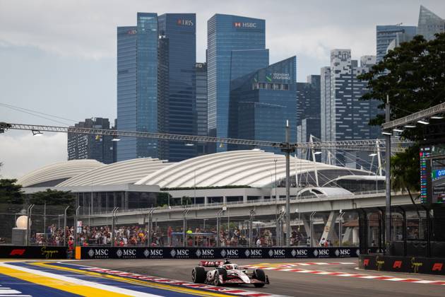 F1 - SINGAPORE GRAND PRIX 2025 31 OCON Esteban (fra), Haas F1 Team VF-25 Ferrari, action during the 2025 Formula 1 Singapore Grand Prix, 18th round of the 2025 FIA Formula One World Championship, WM, Weltmeisterschaft from October 3 to 5, 2025 on the Marina Bay Street Circuit, in Singapore - SingaporeSingapore  Copyright: xDPPIx