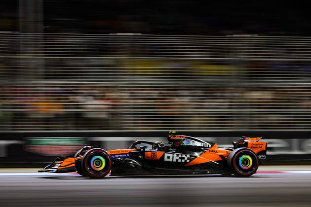 F1 - SINGAPORE GRAND PRIX 2025 04 NORRIS Lando (gbr), McLaren F1 Team MCL39, action during the 2025 Formula 1 Singapore Grand Prix, 18th round of the 2025 FIA Formula One World Championship, WM, Weltmeisterschaft from October 3 to 5, 2025 on the Marina Bay Street Circuit, in Singapore - SingaporeSingapore  Copyright: xFLORENTxGOODENx