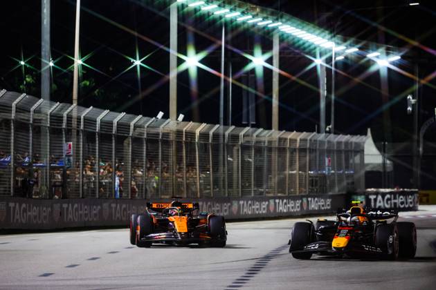 F1 - SINGAPORE GRAND PRIX 2025 81 PIASTRI Oscar (aus), McLaren F1 Team MCL39, 22 TSUNODA Yuki (jap), Red Bull Racing RB21, action during the 2025 Formula 1 Singapore Grand Prix, 18th round of the 2025 FIA Formula One World Championship, WM, Weltmeisterschaft from October 3 to 5, 2025 on the Marina Bay Street Circuit, in Singapore - SingaporeSingapore Copyright: xFLORENTxGOODENx