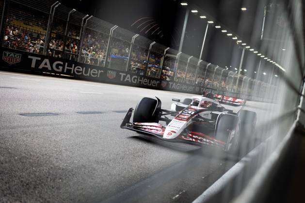 F1 - SINGAPORE GRAND PRIX 2025 31 OCON Esteban (fra), Haas F1 Team VF-25 Ferrari, action during the 2025 Formula 1 Singapore Grand Prix, 18th round of the 2025 FIA Formula One World Championship, WM, Weltmeisterschaft from October 3 to 5, 2025 on the Marina Bay Street Circuit, in Singapore - SingaporeSingapore  Copyright: xDPPIx