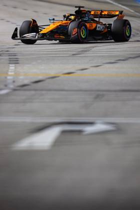 F1 - SINGAPORE GRAND PRIX 2025 81 PIASTRI Oscar (aus), McLaren F1 Team MCL39, action during the 2025 Formula 1 Singapore Grand Prix, 18th round of the 2025 FIA Formula One World Championship, WM, Weltmeisterschaft from October 3 to 5, 2025 on the Marina Bay Street Circuit, in Singapore - SingaporeSingapore Copyright: xDPPIx