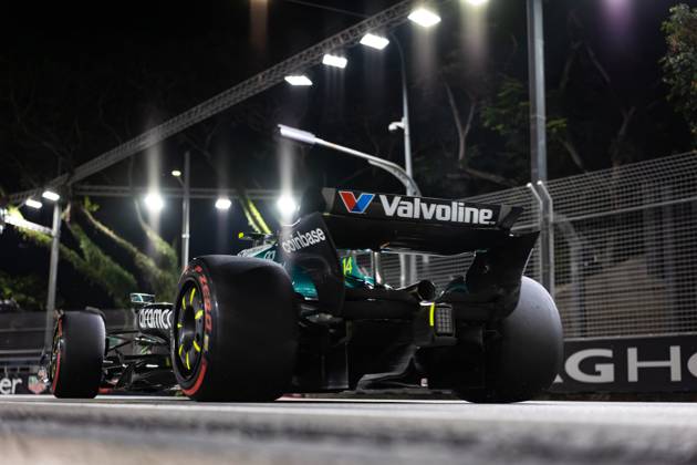 F1 - SINGAPORE GRAND PRIX 2025 14 ALONSO Fernando (spa), Aston Martin F1 Team AMR24, action during the 2025 Formula 1 Singapore Grand Prix, 18th round of the 2025 FIA Formula One World Championship, WM, Weltmeisterschaft from October 3 to 5, 2025 on the Marina Bay Street Circuit, in Singapore - SingaporeSingapore  Copyright: xDPPIx