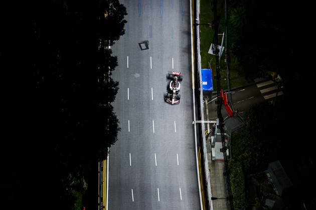 F1 - SINGAPORE GRAND PRIX 2025 31 OCON Esteban (fra), Haas F1 Team VF-25 Ferrari, action during the 2025 Formula 1 Singapore Grand Prix, 18th round of the 2025 FIA Formula One World Championship, WM, Weltmeisterschaft from October 3 to 5, 2025 on the Marina Bay Street Circuit, in Singapore - SingaporeSingapore  Copyright: xEricxAlonsox