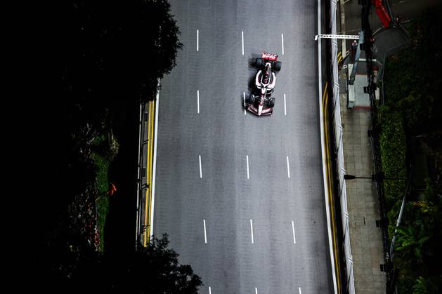 F1 - SINGAPORE GRAND PRIX 2025 31 OCON Esteban (fra), Haas F1 Team VF-25 Ferrari, action during the 2025 Formula 1 Singapore Grand Prix, 18th round of the 2025 FIA Formula One World Championship, WM, Weltmeisterschaft from October 3 to 5, 2025 on the Marina Bay Street Circuit, in Singapore - SingaporeSingapore  Copyright: xEricxAlonsox