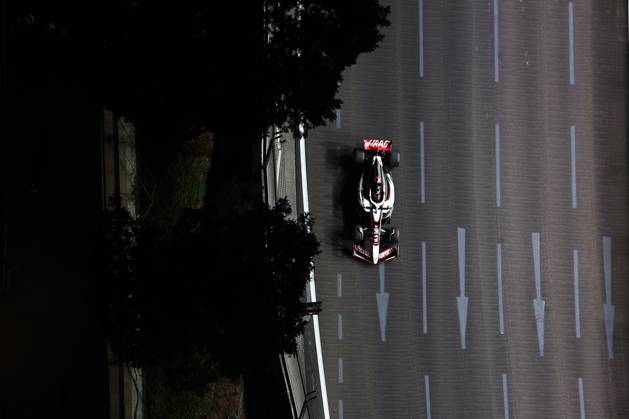 F1 - SINGAPORE GRAND PRIX 2025 31 OCON Esteban (fra), Haas F1 Team VF-25 Ferrari, action during the 2025 Formula 1 Singapore Grand Prix, 18th round of the 2025 FIA Formula One World Championship, WM, Weltmeisterschaft from October 3 to 5, 2025 on the Marina Bay Street Circuit, in Singapore - SingaporeSingapore  Copyright: xEricxAlonsox