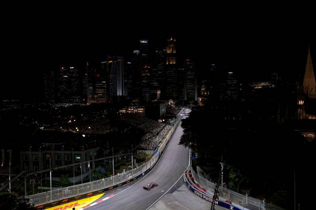 F1 - SINGAPORE GRAND PRIX 2025 16 LECLERC Charles (mco), Scuderia Ferrari SF-25, action during the 2025 Formula 1 Singapore Grand Prix, 18th round of the 2025 FIA Formula One World Championship, WM, Weltmeisterschaft from October 3 to 5, 2025 on the Marina Bay Street Circuit, in Singapore - SingaporeSingapore  Copyright: xEricxAlonsox