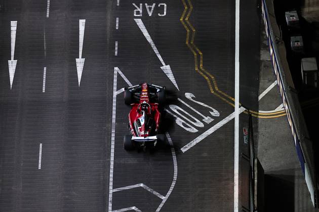 F1 - SINGAPORE GRAND PRIX 2025 16 LECLERC Charles (mco), Scuderia Ferrari SF-25, action during the 2025 Formula 1 Singapore Grand Prix, 18th round of the 2025 FIA Formula One World Championship, WM, Weltmeisterschaft from October 3 to 5, 2025 on the Marina Bay Street Circuit, in Singapore - SingaporeSingapore  Copyright: xEricxAlonsox