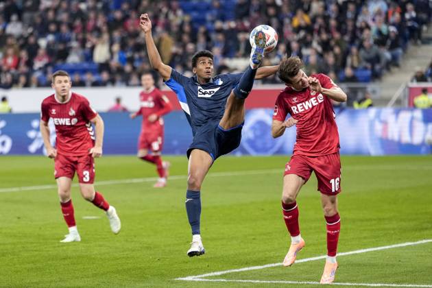 v li Bernardo Fernandes da Silva Junior Hoffenheim, 13 , Jakub Kaminski Köln, 16 , duel, duel, tackle, tackling, dynamics, action, action, 03 10 2025, Sinsheim Germany , Football, Bundesliga, TSG 1899 Hoffenheim 1 FC Köln, DFB DFL REGULATIONS PROHIBIT ANY USE OF PHOTOGRAPHS AS IMAGE SEQUENCES AND OR QUASI VIDEO xozx