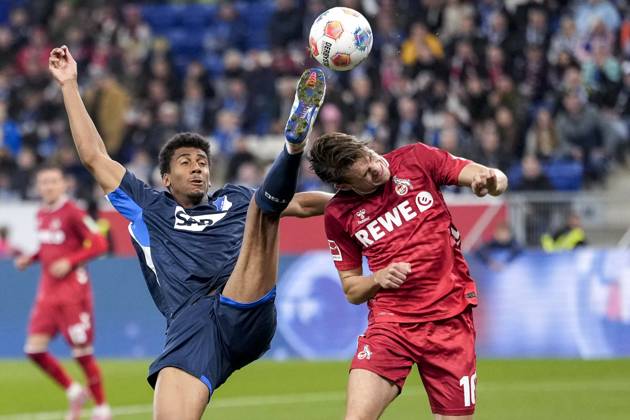 v li Bernardo Fernandes da Silva Junior Hoffenheim, 13 , Jakub Kaminski Köln, 16 , duel, duel, tackle, tackling, dynamics, action, action, 03 10 2025, Sinsheim Germany , Football, Bundesliga, TSG 1899 Hoffenheim 1 FC Köln, DFB DFL REGULATIONS PROHIBIT ANY USE OF PHOTOGRAPHS AS IMAGE SEQUENCES AND OR QUASI VIDEO xozx