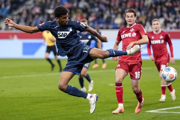 v li Bernardo Fernandes da Silva Junior Hoffenheim, 13 , Jakub Kaminski Köln, 16 , duel, duel, tackle, tackling, dynamics, action, action, in the penalty area, penalty area scene, 03 10 2025, Sinsheim Germany , Football, Bundesliga, TSG 1899 Hoffenheim 1 FC Köln, DFB DFL REGULATIONS PROHIBIT ANY USE OF PHOTOGRAPHS AS IMAGE SEQUENCES AND OR QUASI VIDEO xozx