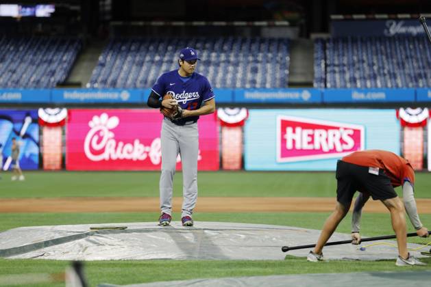 Baseball: Division Series between Dodgers and Phillies Los Angeles Dodgers two-way player Shohei Ohtani checks the mound at Citizens Bank Park in Philadelphia on Oct. 3, 2025, ahead of his start in Game 1 of the Division Series against the Philadelphia Phillies the following day. A14AA0004908320P