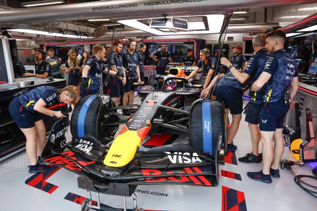 F1 - SINGAPORE GRAND PRIX 2025 VERSTAPPEN Max (ned), Red Bull Racing RB21, portrait during the 2025 Formula 1 Singapore Grand Prix, 18th round of the 2025 FIA Formula One World Championship, WM, Weltmeisterschaft from October 3 to 5, 2025 on the Marina Bay Street Circuit, in Singapore - SingaporeSingapore Copyright: xDPPIx