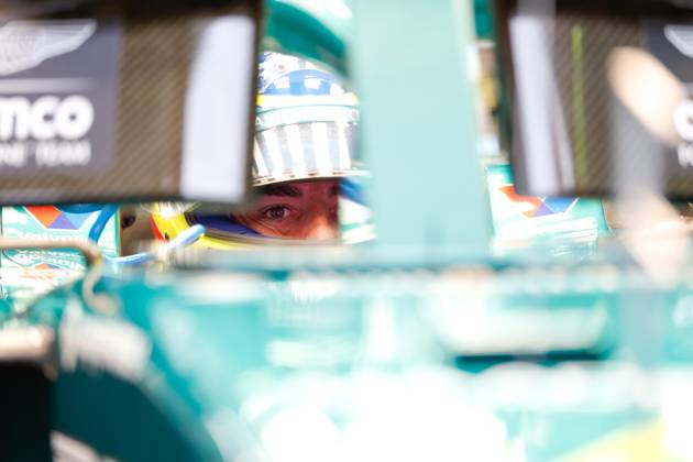 F1 - SINGAPORE GRAND PRIX 2025 ALONSO Fernando (spa), Aston Martin F1 Team AMR25, portrait during the 2025 Formula 1 Singapore Grand Prix, 18th round of the 2025 FIA Formula One World Championship, WM, Weltmeisterschaft from October 3 to 5, 2025 on the Marina Bay Street Circuit, in Singapore - SingaporeSingapore  Copyright: xDPPIx