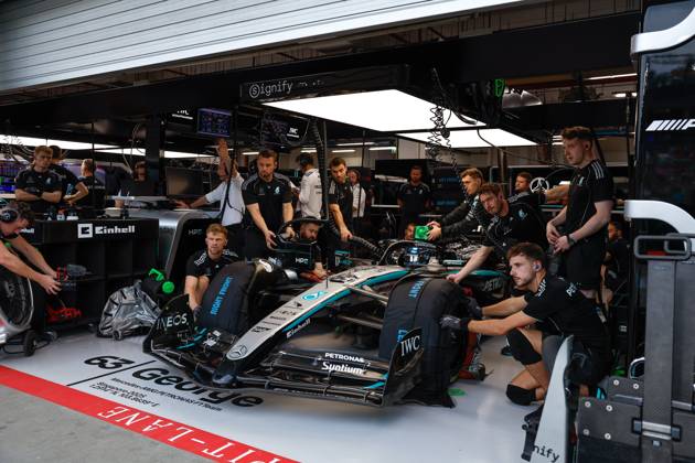 F1 - SINGAPORE GRAND PRIX 2025 63 RUSSELL George (gbr), Mercedes AMG F1 Team W16, action during the 2025 Formula 1 Singapore Grand Prix, 18th round of the 2025 FIA Formula One World Championship, WM, Weltmeisterschaft from October 3 to 5, 2025 on the Marina Bay Street Circuit, in Singapore - SingaporeSingapore  Copyright: xDPPIx