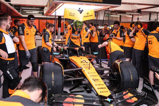 F1 - SINGAPORE GRAND PRIX 2025 NORRIS Lando (gbr), McLaren F1 Team MCL39, portrait during the 2025 Formula 1 Singapore Grand Prix, 18th round of the 2025 FIA Formula One World Championship, WM, Weltmeisterschaft from October 3 to 5, 2025 on the Marina Bay Street Circuit, in Singapore - SingaporeSingapore  Copyright: xDPPIx