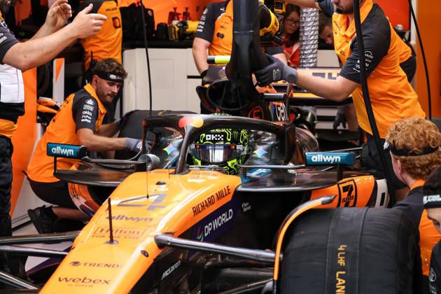 F1 - SINGAPORE GRAND PRIX 2025 NORRIS Lando (gbr), McLaren F1 Team MCL39, portrait during the 2025 Formula 1 Singapore Grand Prix, 18th round of the 2025 FIA Formula One World Championship, WM, Weltmeisterschaft from October 3 to 5, 2025 on the Marina Bay Street Circuit, in Singapore - SingaporeSingapore  Copyright: xDPPIx
