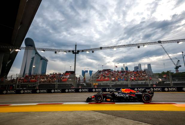 F1 - SINGAPORE GRAND PRIX 2025 01 VERSTAPPEN Max (nld), Red Bull Racing RB21, action during the 2025 Formula 1 Singapore Grand Prix, 18th round of the 2025 FIA Formula One World Championship, WM, Weltmeisterschaft from October 3 to 5, 2025 on the Marina Bay Street Circuit, in Singapore - SingaporeSingapore Copyright: xDPPIx