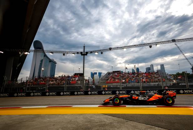 F1 - SINGAPORE GRAND PRIX 2025 04 NORRIS Lando (gbr), McLaren F1 Team MCL39, action during the 2025 Formula 1 Singapore Grand Prix, 18th round of the 2025 FIA Formula One World Championship, WM, Weltmeisterschaft from October 3 to 5, 2025 on the Marina Bay Street Circuit, in Singapore - SingaporeSingapore  Copyright: xDPPIx