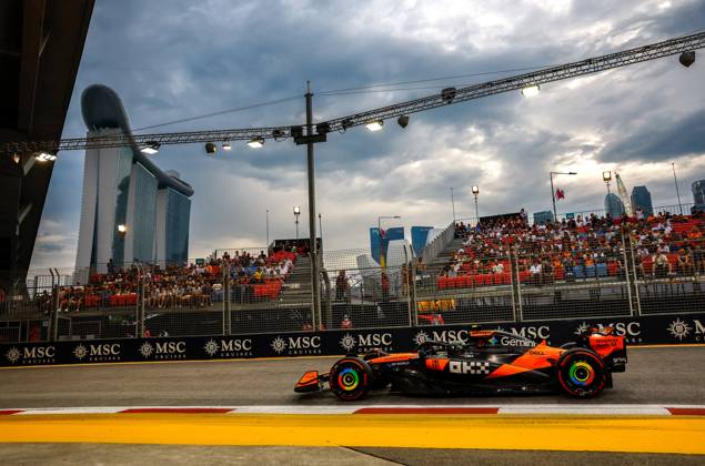 F1 - SINGAPORE GRAND PRIX 2025 04 NORRIS Lando (gbr), McLaren F1 Team MCL39, action during the 2025 Formula 1 Singapore Grand Prix, 18th round of the 2025 FIA Formula One World Championship, WM, Weltmeisterschaft from October 3 to 5, 2025 on the Marina Bay Street Circuit, in Singapore - SingaporeSingapore Copyright: xDPPIx