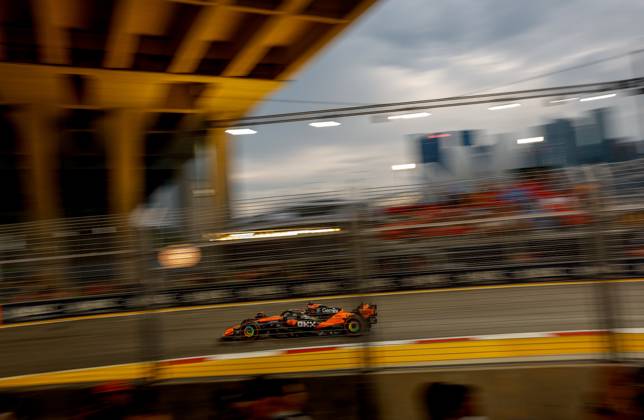 F1 - SINGAPORE GRAND PRIX 2025 81 PIASTRI Oscar (aus), McLaren F1 Team MCL39, action during the 2025 Formula 1 Singapore Grand Prix, 18th round of the 2025 FIA Formula One World Championship, WM, Weltmeisterschaft from October 3 to 5, 2025 on the Marina Bay Street Circuit, in Singapore - SingaporeSingapore Copyright: xDPPIx