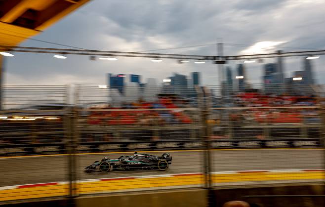 F1 - SINGAPORE GRAND PRIX 2025 63 RUSSELL George (gbr), Mercedes AMG F1 Team W16, action during the 2025 Formula 1 Singapore Grand Prix, 18th round of the 2025 FIA Formula One World Championship, WM, Weltmeisterschaft from October 3 to 5, 2025 on the Marina Bay Street Circuit, in Singapore - SingaporeSingapore  Copyright: xDPPIx
