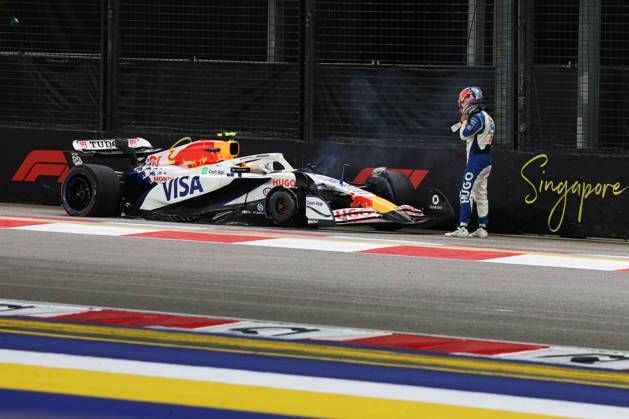 F1 - SINGAPORE GRAND PRIX 2025 LAWSON Liam (nzl), Visa Cash App RB F1 Team VCARB02, crash, accident, during the 2025 Formula 1 Singapore Grand Prix, 18th round of the 2025 FIA Formula One World Championship, WM, Weltmeisterschaft from October 3 to 5, 2025 on the Marina Bay Street Circuit, in Singapore - SingaporeSingapore  Copyright: xDPPIx