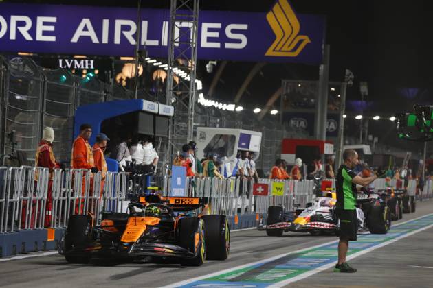 F1 - SINGAPORE GRAND PRIX 2025 04 NORRIS Lando (gbr), McLaren F1 Team MCL39, action during the 2025 Formula 1 Singapore Grand Prix, 18th round of the 2025 FIA Formula One World Championship, WM, Weltmeisterschaft from October 3 to 5, 2025 on the Marina Bay Street Circuit, in Singapore - SingaporeSingapore  Copyright: xDPPIx