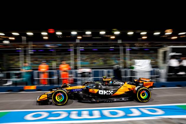F1 - SINGAPORE GRAND PRIX 2025 04 NORRIS Lando (gbr), McLaren F1 Team MCL39, action during the 2025 Formula 1 Singapore Grand Prix, 18th round of the 2025 FIA Formula One World Championship, WM, Weltmeisterschaft from October 3 to 5, 2025 on the Marina Bay Street Circuit, in Singapore - SingaporeSingapore  Copyright: xDPPIx