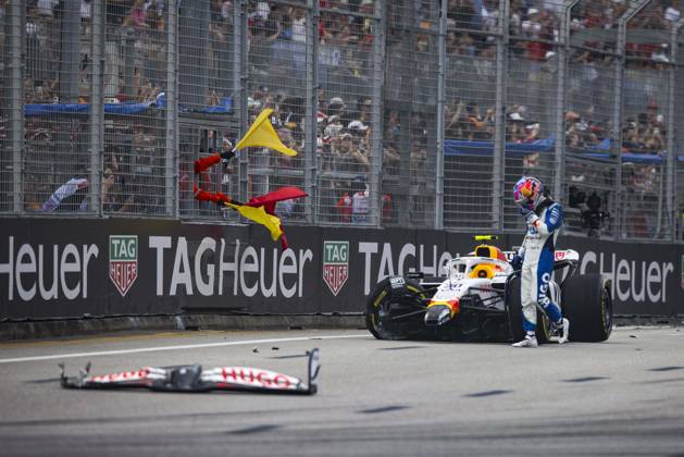 Sport Bilder des Tages F1 - SINGAPORE GRAND PRIX 2025 30 LAWSON Liam (nzl), Visa Cash App RB F1 Team VCARB02, action crash in FP2 during the 2025 Formula 1 Singapore Grand Prix, 18th round of the 2025 FIA Formula One World Championship, WM, Weltmeisterschaft from October 3 to 5, 2025 on the Marina Bay Street Circuit, in Singapore - SingaporeSingapore  Copyright: xXavixBonillax