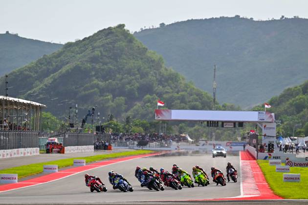 MOTO - MOTO GP - GRAND PRIX OF INDONESIA 2026 10 MARINI Luca (ita), Honda Team, Honda RC213V, action with 54 ALDEGUER Fermin (spa), Gresini Racing MotoGP, Ducati Desmosedici GP24, start Sprint Race during the 2025 MotoGP Pertamina Grand Prix of Indonesia on the Mandalika circuit from October 3 to 5, At West Nusa Tenggara, Indonesia - West Nusa TenggaraIndonesia  Copyright: xGIGIxSOLDANOx