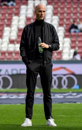 04 10 2025, xemx, Soccer 1 Bundesliga, FC Augsburg VfL Wolfsburg v l Head Coach Paul Simonis VfL Wolfsburg DFL DFB REGULATIONS PROHIBIT ANY USE OF PHOTOGRAPHS as IMAGE SEQUENCES and or QUASI VIDEO Augsburg