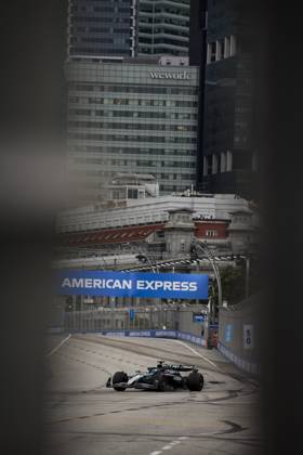 F1 - SINGAPORE GRAND PRIX 2025 63 RUSSELL George (gbr), Mercedes AMG F1 Team W16, action during the 2025 Formula 1 Singapore Grand Prix, 18th round of the 2025 FIA Formula One World Championship, WM, Weltmeisterschaft from October 3 to 5, 2025 on the Marina Bay Street Circuit, in Singapore - SingaporeSingapore  Copyright: xXavixBonillax