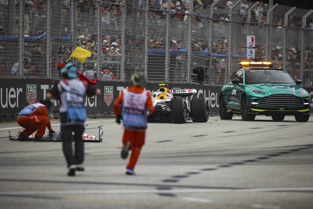 F1 - SINGAPORE GRAND PRIX 2025 30 LAWSON Liam (nzl), Visa Cash App RB F1 Team VCARB02, action crash, accident, marshall, commissaire de piste, marshal, marshalls, marshals during the 2025 Formula 1 Singapore Grand Prix, 18th round of the 2025 FIA Formula One World Championship, WM, Weltmeisterschaft from October 3 to 5, 2025 on the Marina Bay Street Circuit, in Singapore - SingaporeSingapore  Copyright: xXavixBonillax