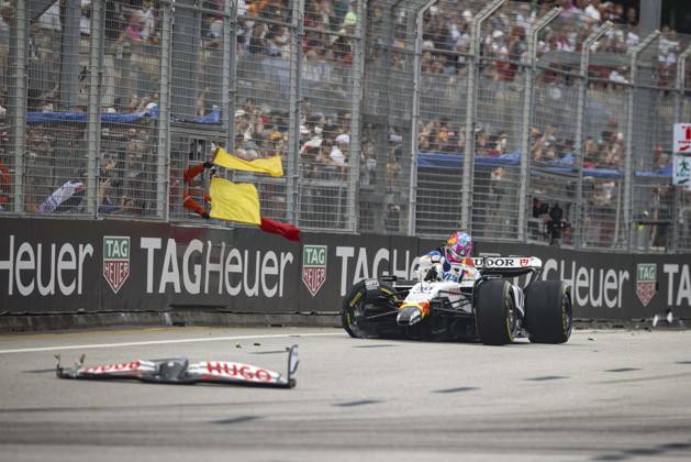 F1 - SINGAPORE GRAND PRIX 2025 30 LAWSON Liam (nzl), Visa Cash App RB F1 Team VCARB02, action crash, accident, during the 2025 Formula 1 Singapore Grand Prix, 18th round of the 2025 FIA Formula One World Championship, WM, Weltmeisterschaft from October 3 to 5, 2025 on the Marina Bay Street Circuit, in Singapore - SingaporeSingapore  Copyright: xXavixBonillax