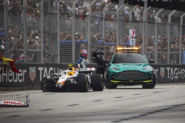 F1 - SINGAPORE GRAND PRIX 2025 30 LAWSON Liam (nzl), Visa Cash App RB F1 Team VCARB02, action crash, accident, medical car during the 2025 Formula 1 Singapore Grand Prix, 18th round of the 2025 FIA Formula One World Championship, WM, Weltmeisterschaft from October 3 to 5, 2025 on the Marina Bay Street Circuit, in Singapore - SingaporeSingapore  Copyright: xXavixBonillax