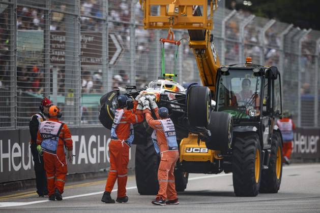 F1 - SINGAPORE GRAND PRIX 2025 30 LAWSON Liam (nzl), Visa Cash App RB F1 Team VCARB02, action crash, accident, marshall, commissaire de piste, marshal, marshalls, marshals during the 2025 Formula 1 Singapore Grand Prix, 18th round of the 2025 FIA Formula One World Championship, WM, Weltmeisterschaft from October 3 to 5, 2025 on the Marina Bay Street Circuit, in Singapore - SingaporeSingapore  Copyright: xXavixBonillax