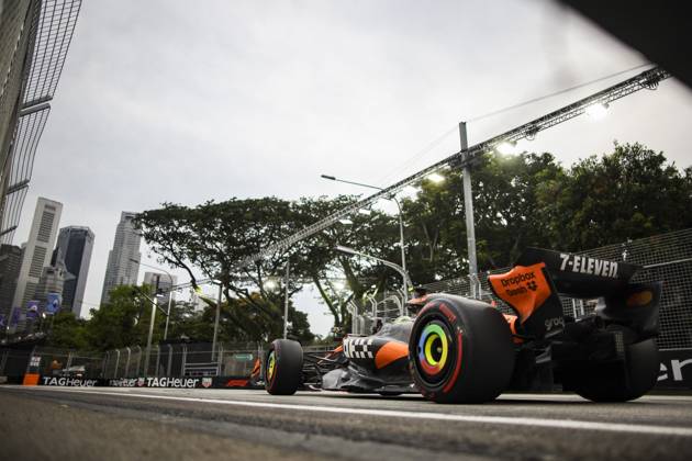F1 - SINGAPORE GRAND PRIX 2025 04 NORRIS Lando (gbr), McLaren F1 Team MCL39, action during the 2025 Formula 1 Singapore Grand Prix, 18th round of the 2025 FIA Formula One World Championship, WM, Weltmeisterschaft from October 3 to 5, 2025 on the Marina Bay Street Circuit, in Singapore - SingaporeSingapore  Copyright: xXavixBonillax