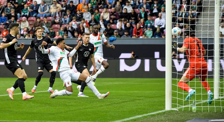 04 10 2025, xemx, Fussball 1 Bundesliga, FC Augsburg VfL Wolfsburg v l Noahkai Banks FC Augsburg Goal scored, erziehlt das Tor zum 1 0 DFL DFB REGULATIONS PROHIBIT ANY USE OF PHOTOGRAPHS as IMAGE SEQUENCES and or QUASI VIDEO Augsburg